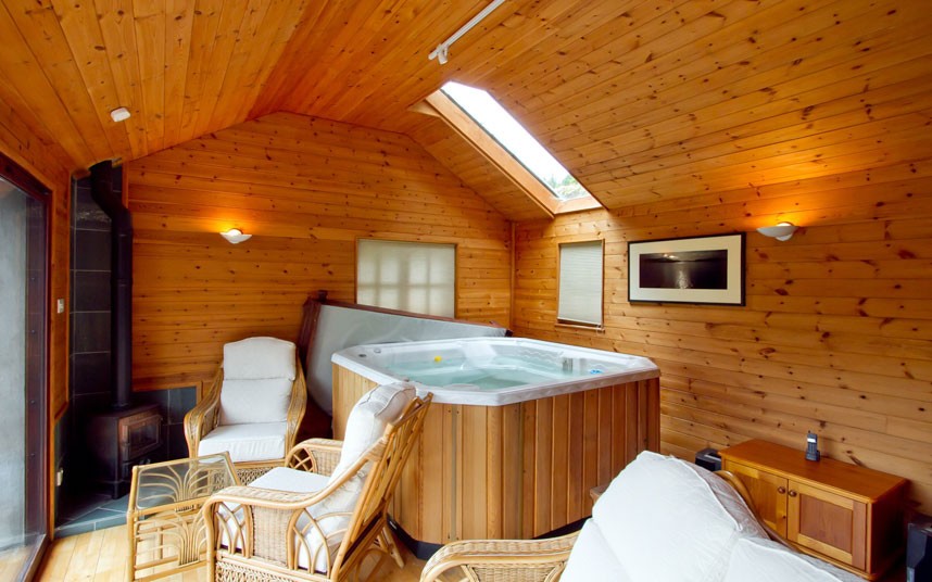 Sauna vs Hot Tub – Which is Better? – Rebirth PRO